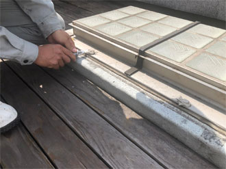 コーキングを剥がす様子