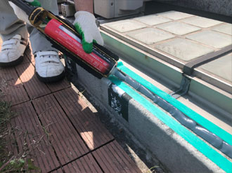 コーキングを打っている様子