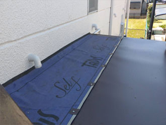 ルーフィングの上から屋根材を設置している様子