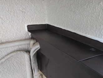 配管を避けて屋根材を設置している様子