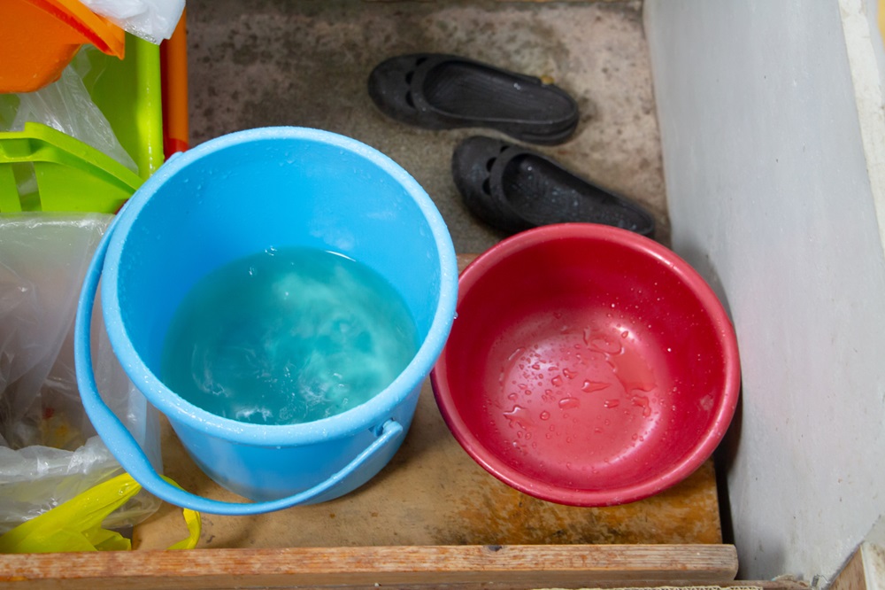 雨漏りを受け止めるバケツ