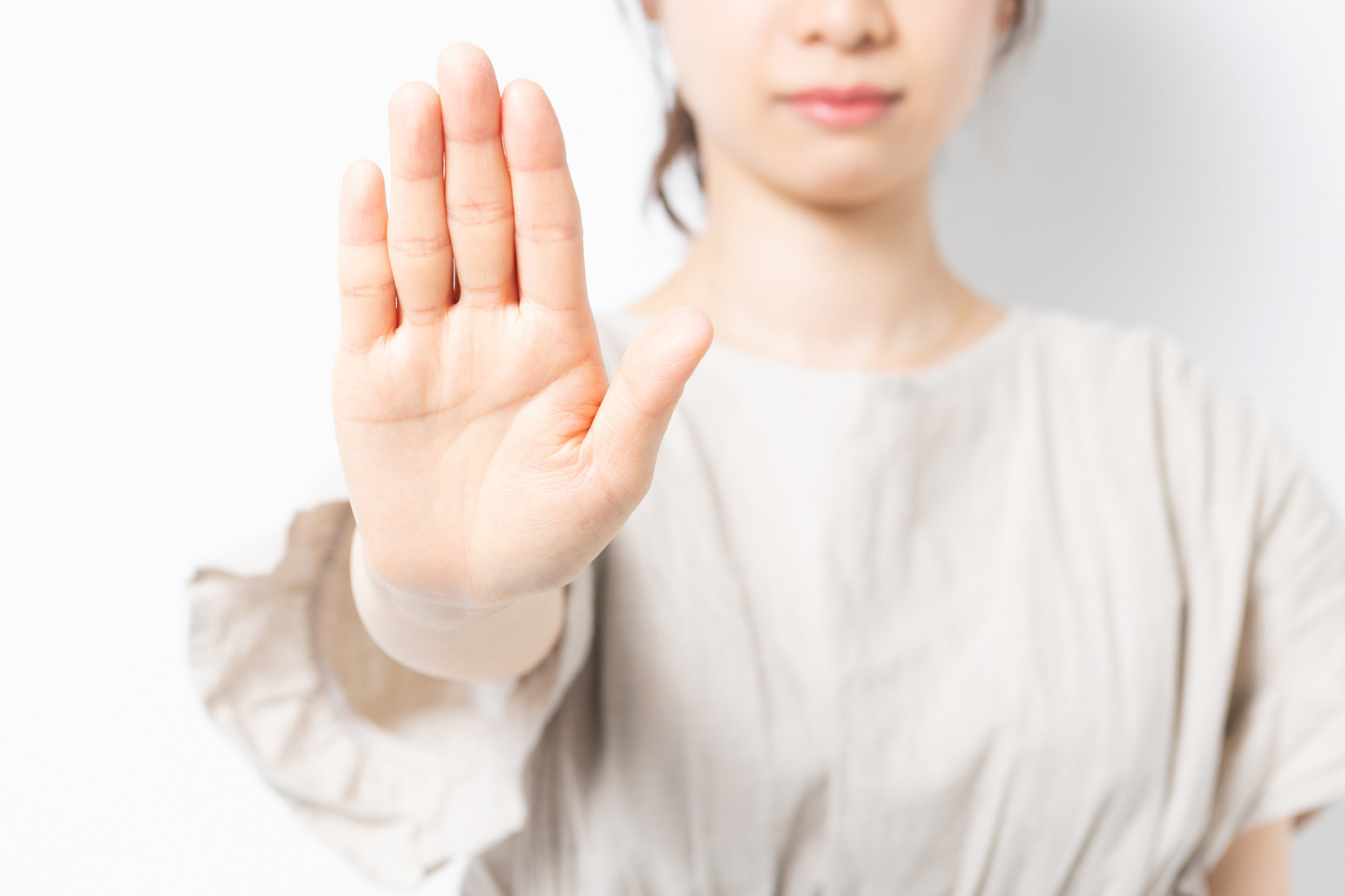 NOと断る女性イメージ