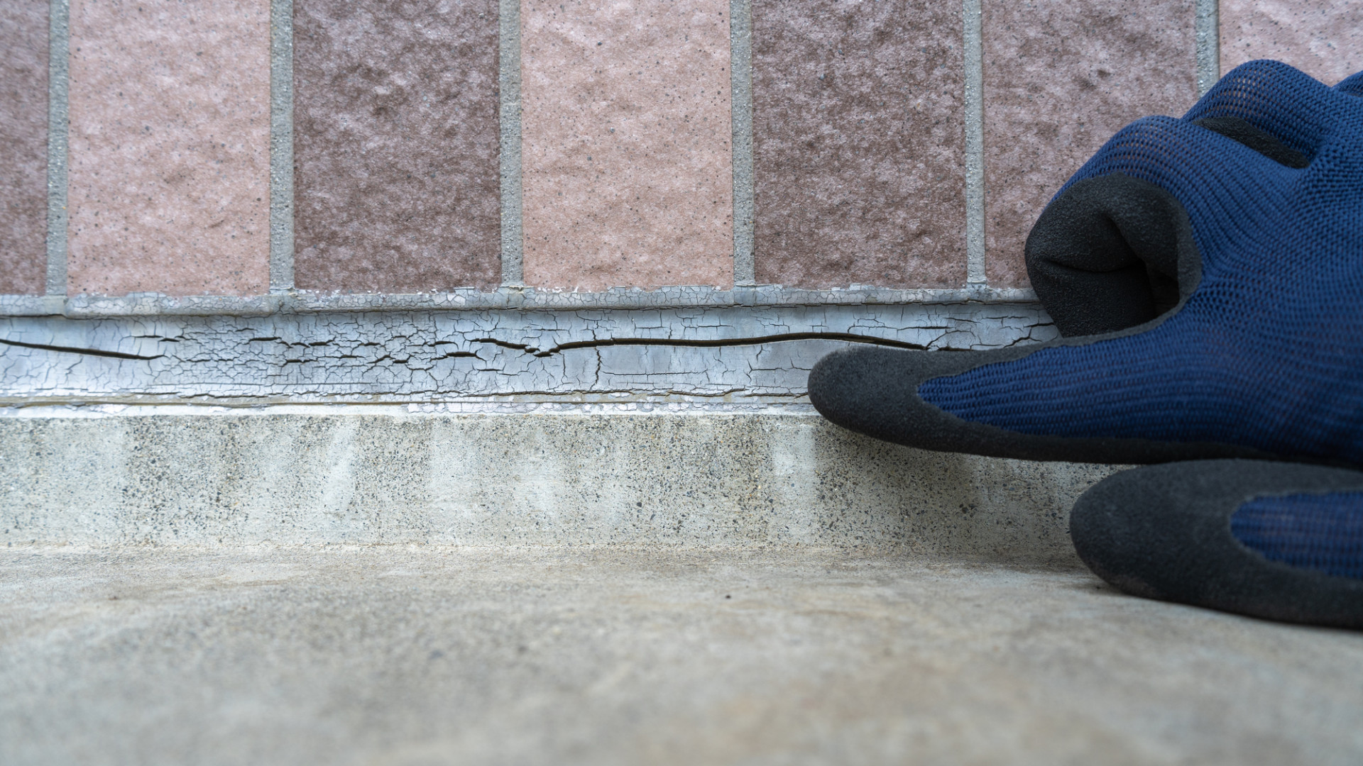 コーキングがひび割れ