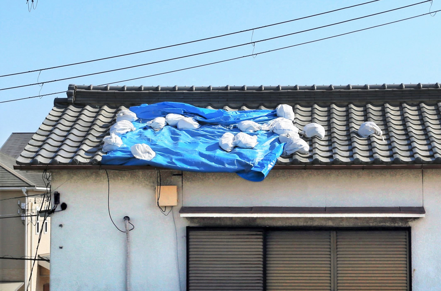 ブルーシートがかかった屋根