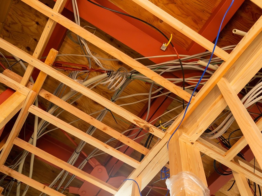 八王子市で注意！天井の雨漏りが漏電を引き起こすメカニズム