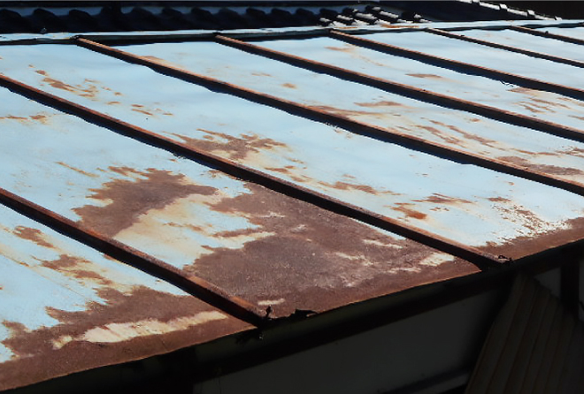 赤茶色に錆びて所々欠けてしまったプレハブの屋根