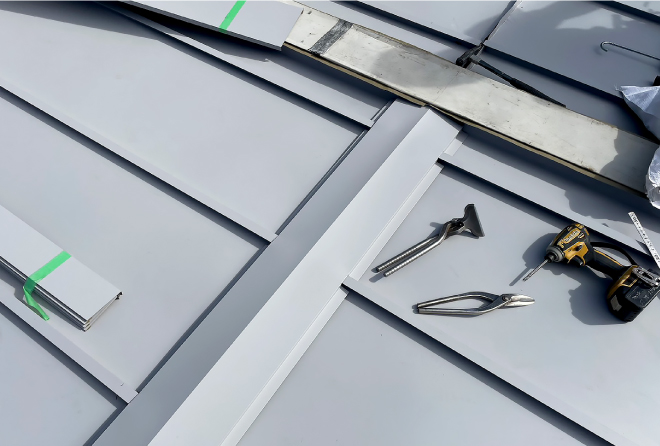 職人がその場で板金の大きさを調整し敷設していきます