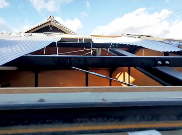 屋根が大きく飛散し損壊したプレハブの屋根