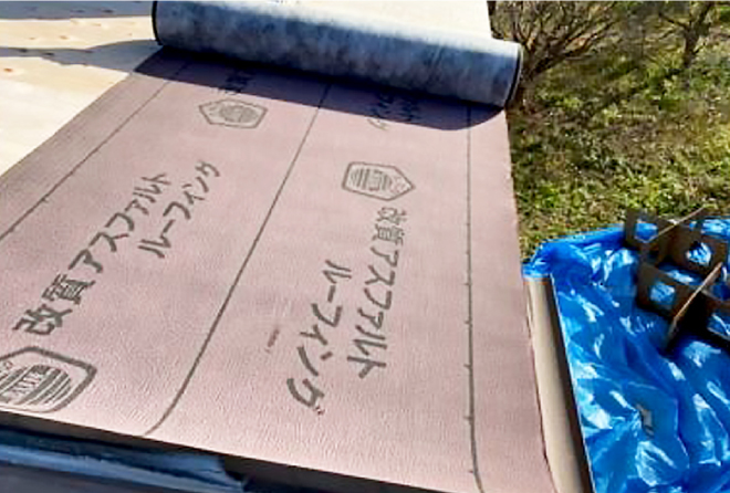 飛散した部分に野地板、防水紙を敷設