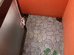 排水不良を起こしている3階バルコニー
