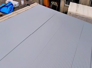 ガルバリウム鋼板で屋根全体を縦葺きで葺き替え