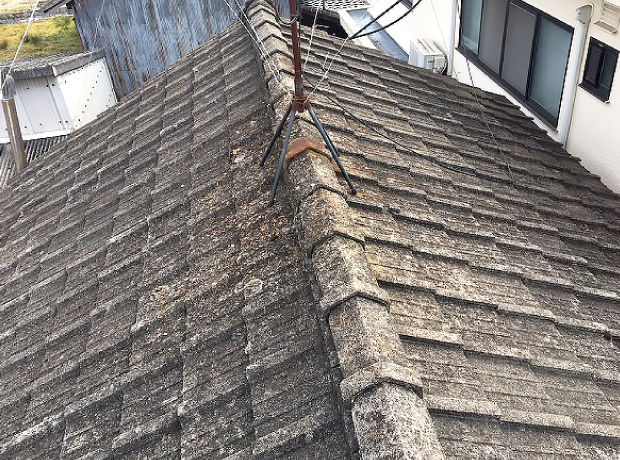 施工前の築40年で老朽化が進んだセメント瓦の屋根