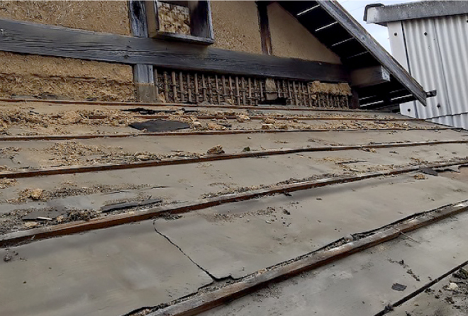 葺き土の下に敷設されていた防水紙は劣化が進みボロボロです