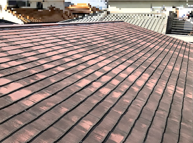 施工前の築35年になるスレート屋根のあちこちには、汚れや苔が発生しています