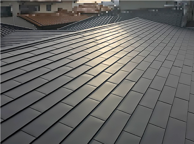 施工が完了し、新しい屋根材ガルバリウム鋼板の輝きが美しい屋根