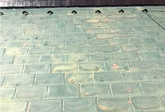 屋根に雨が溜まっている形跡