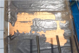 ボロボロに破けた防水紙