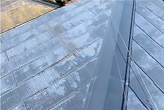 塗装に劣化がみられる横葺きスレート屋根