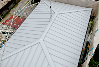 緩い勾配を縦葺きでカバーし、雨漏りに強い屋根にリフォーム