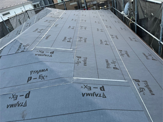 新しい防水紙（ルーフィング）の敷設