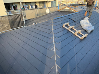 新しい屋根材の敷設が完了