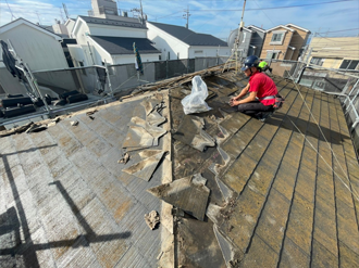 既存の屋根材を撤去している様子