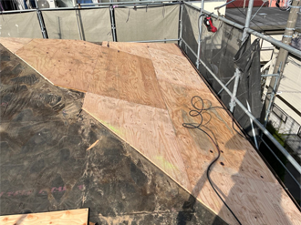 新しい野地板を屋根全面に敷設