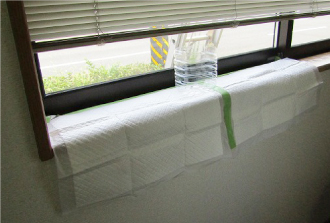 シートでサッシ周りの雨漏りの応急処置