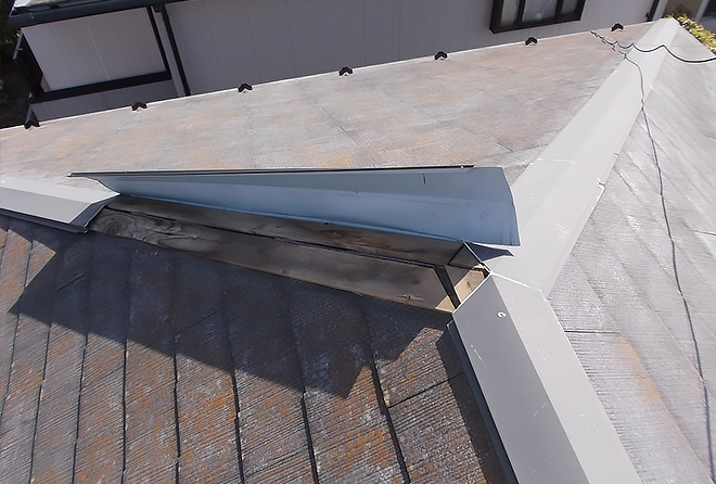 棟板金が一部剥がれています