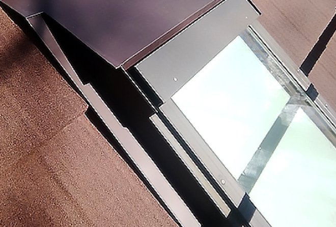 天窓もコーキングなどのあらゆる部材を使って防水処理を行いました