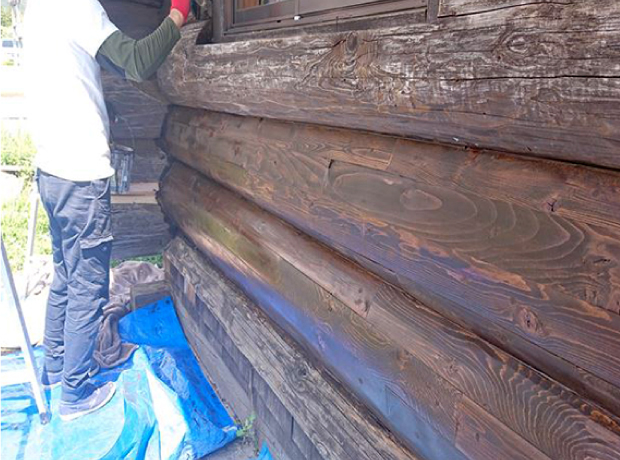 施工が完了し塗装によって見た目も機能も回復したログハウスの外壁