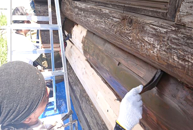 木目の中に染み込むように塗装していきます