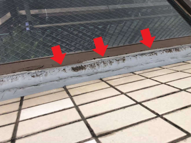 雨漏りを起こした外壁と庇の取り合い部分