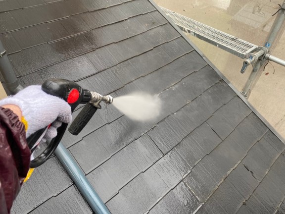 屋根のコケなどを洗浄して落とします