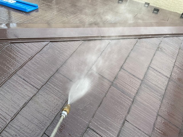 高圧洗浄中の屋根