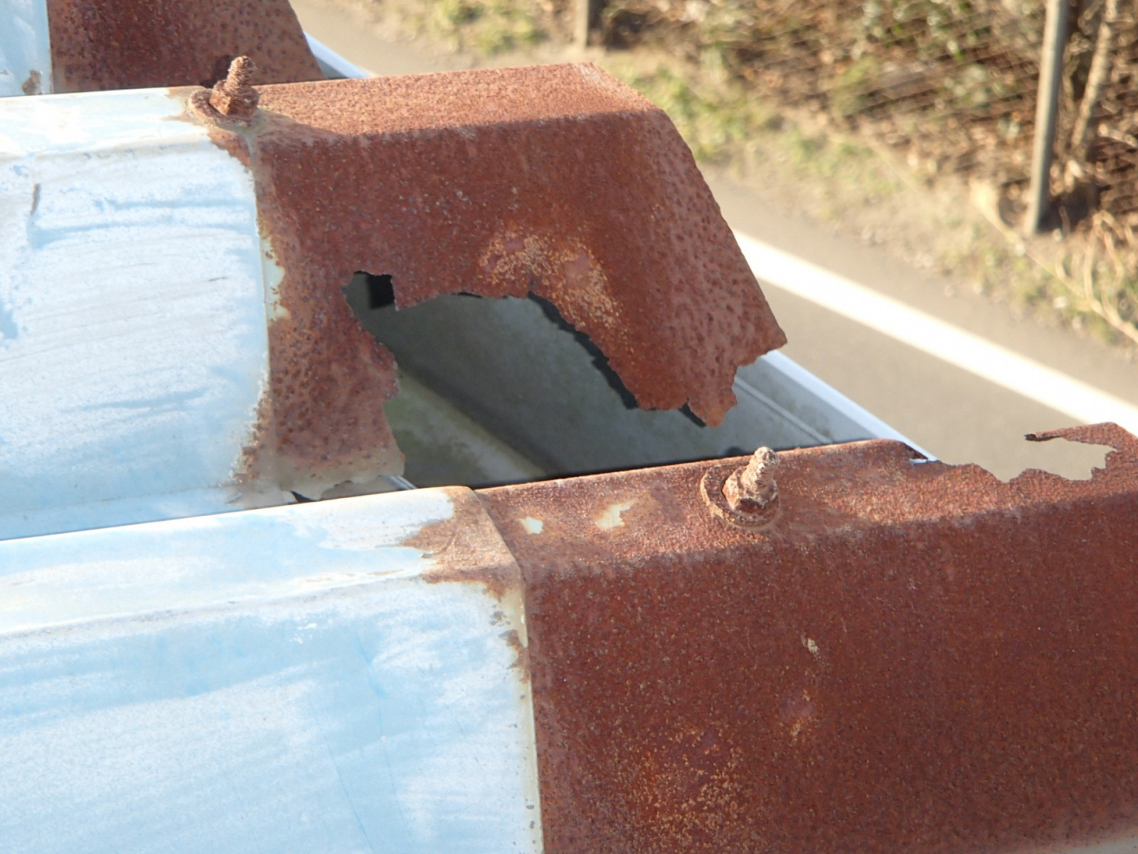 錆で穴が空いた折板屋根