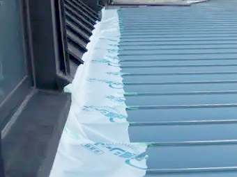 折板屋根の面戸に取り付けられた防水シート