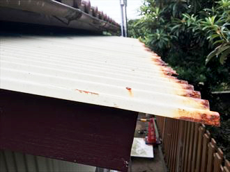 霧除けのトタン屋根の先が錆びてボロボロの状態