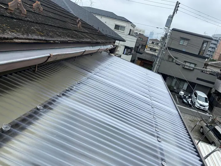 庇に取り付けられたポリカーボネート