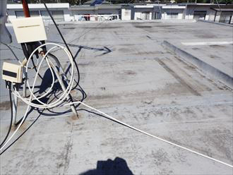 シート防水の表面が色褪せています