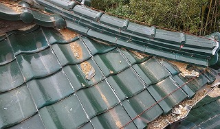 漆喰が剥がれ葺き土が流れ出ている