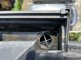 土と草を取り除きひび割れ補修が完了