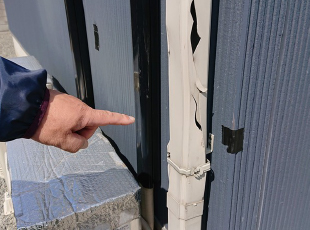 大きく亀裂の入った竪樋