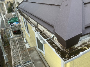 古く汚れて劣化した雨樋