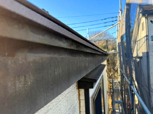 古い雨樋を撤去し、鼻隠しが剥き出しになった状態