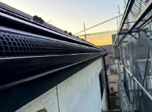 新しい雨樋と落ち葉除けネットを設置