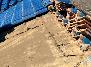 瓦屋根を撤去、土葺きで施工された防水紙も劣化がみられます