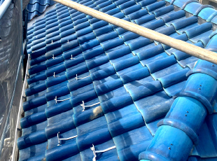 新しい防水紙を敷設、既存の瓦を葺き直しました