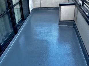 FRP防水で継ぎ目なく綺麗に防水工事が完了したベランダ