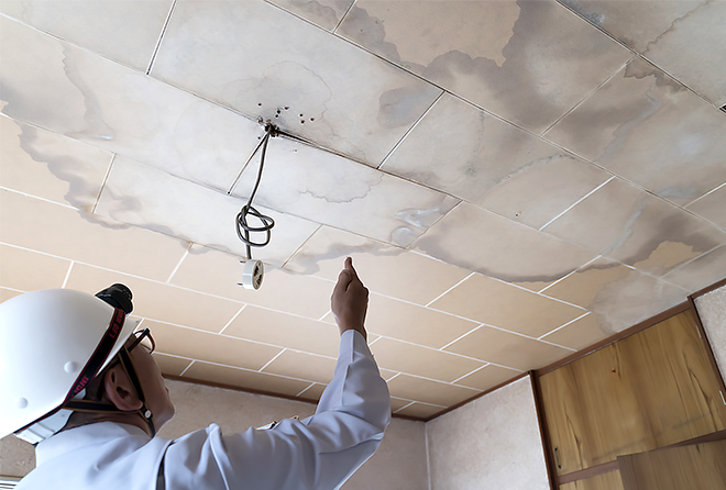 天井に大きく広がる雨漏りの跡